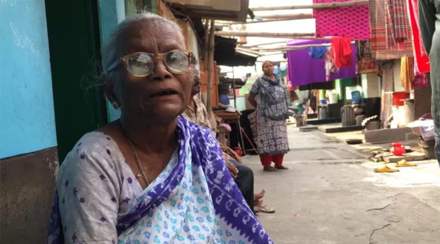 কাড়তি দেরাম্মা বলছেন, শত বছর আগে বাসস্থান দেয়ার নিশ্চয়তা দিয়েই তাদের পূর্বপুরুষদের ভারতের অন্ধ্রপ্রদেশ আর তেলেঙ্গানা থেকে এখানে নিয়ে আসা হয়েছিল।