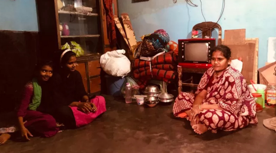 এই পরিবারের মতো তেলুগু জাত সুইপার কলোনির অনেক বাসিন্দা উচ্ছেদ আতঙ্গে রয়েছেন