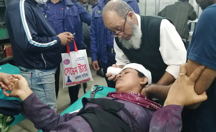 বিচারকের সন্তানকে আসন ছেড়ে না দেওয়ায় নারীর মাথা ফাটালেন দেহরক্ষী