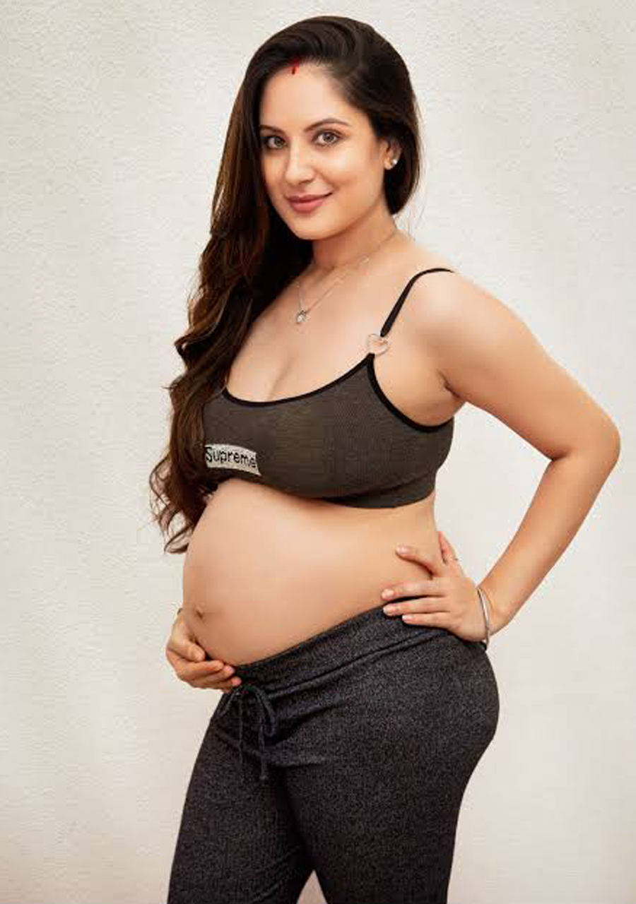 ট্রান্সপারেন্ট পোশাকে সাহসীকতার সীমা ছাড়ালেন পূজা ব্যানার্জি, ছবি দেখে হার্টবিট বেড়েছে পুরুষ ভক্তদের