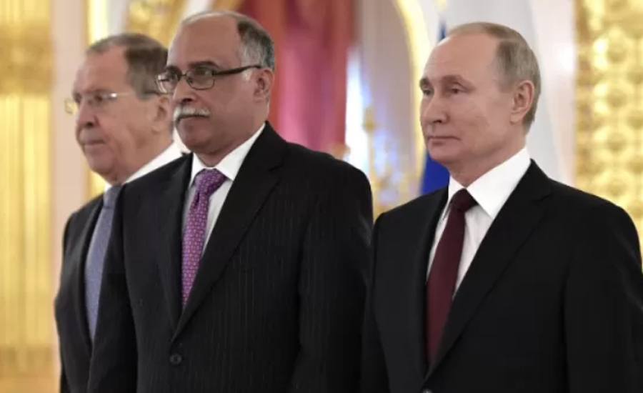 রাশিয়ার প্রেসিডেন্ট ভ্লাদিমির পুতিনের সাথে বাংলাদেশের রাষ্ট্রদূত কামরুল আহসান(মাঝে)