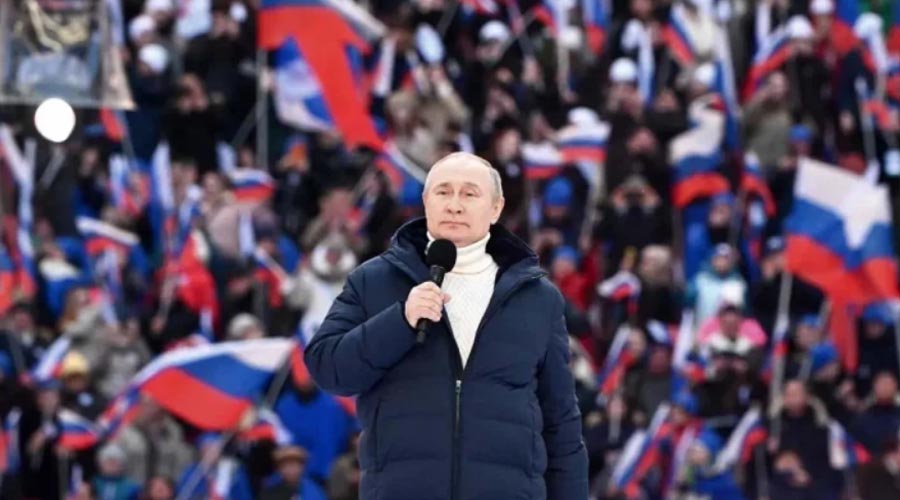 জনগণকে সমর্থনদানে উদ্বুদ্ধ করতে সংবাদ পাঠক প্রেসিডেন্ট পুতিনকে উপস্থাপন করেছিলেন জাহাজের ক্যাপ্টেন হিসেবে। 