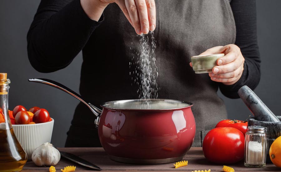 তাড়াহুড়োয় রান্নায় বেশি নুন পড়ে গিয়েছে? খাবারের স্বাদ ফেরান এক টোটকাতেই