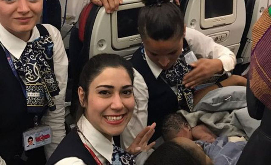 সত্যিই কি প্লেনের মধ্যে জন্ম নিলে কোনও শিশু সারা জীবনের জন্য বিনামূল্যে বিমানের টিকিট পায়? জেনে নিন আসল সত্যিটা ঠিক কী !