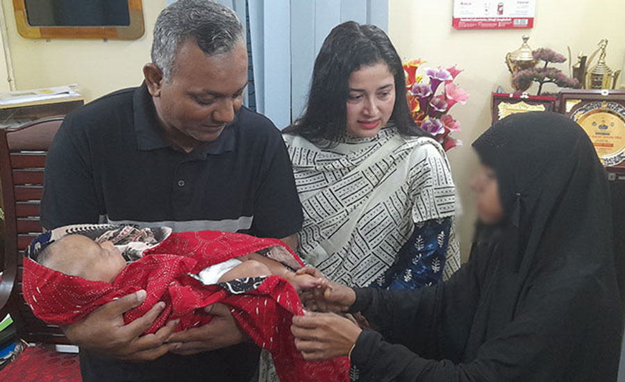 যে রাগে শিশুপুত্রকে ভিক্ষুকের কোলে ফেলে গিয়েছিলেন মা!  ছবিতে পুলিশ সুপার ও তার স্ত্রীর সঙ্গে মাহিন ও তার মা (বোরকা পরা)