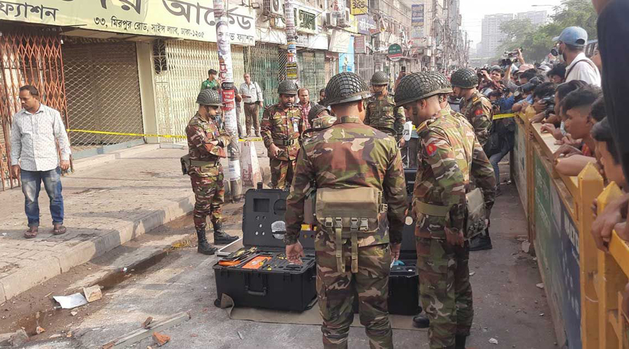 ভবনে বিস্ফোরণ: সায়েন্স ল্যাব এলাকায় সেনাবাহিনীর দল