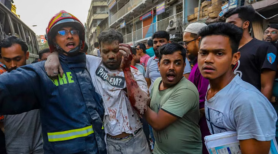 আনোয়ার দেখলেন, তার গাড়ির উপর উড়ে এসে পড়েছেন এক লোক