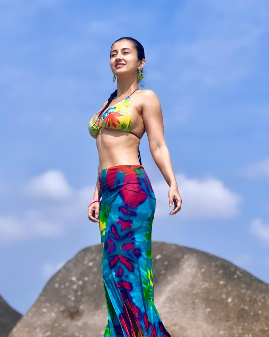 ৩৭ নয়, যেন ১৭ বছরেই থেমে গেছে মনামীর বয়স!