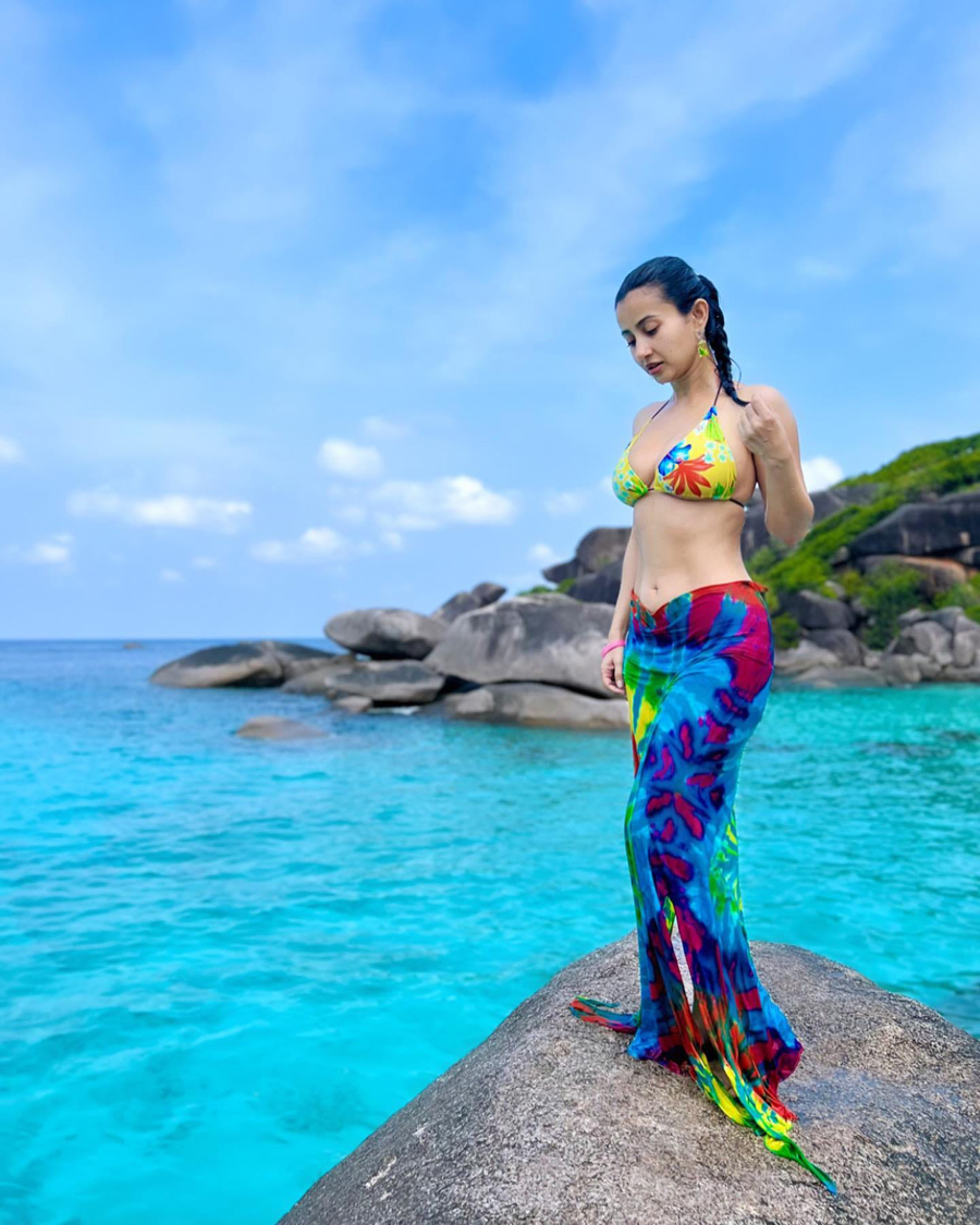 ৩৭ নয়, যেন ১৭ বছরেই থেমে গেছে মনামীর বয়স!