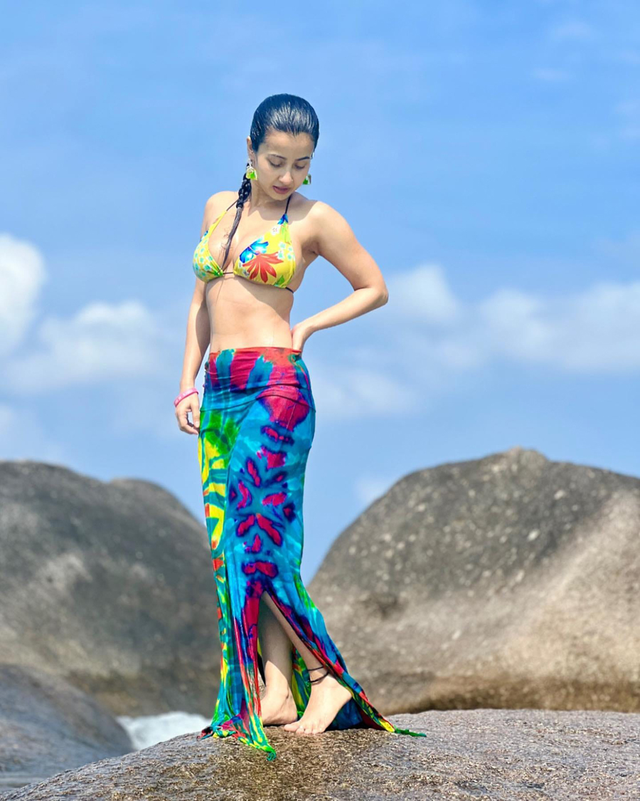 ৩৭ নয়, যেন ১৭ বছরেই থেমে গেছে মনামীর বয়স!