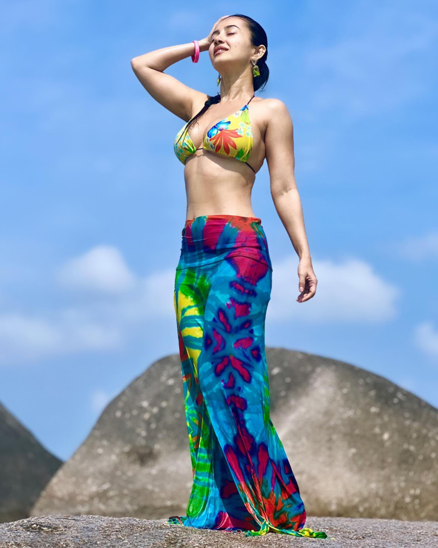 ৩৭ নয়, যেন ১৭ বছরেই থেমে গেছে মনামীর বয়স!