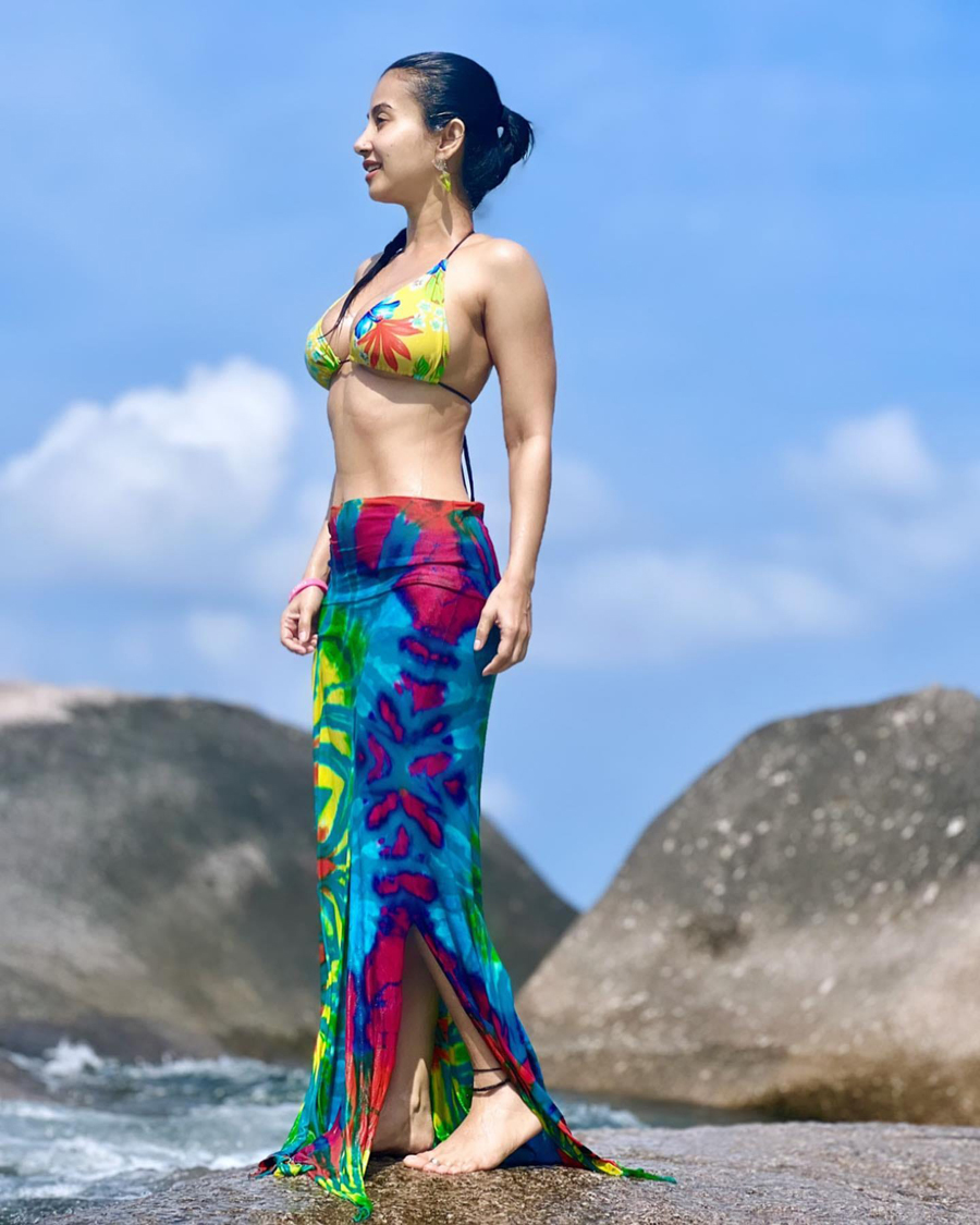 ৩৭ নয়, যেন ১৭ বছরেই থেমে গেছে মনামীর বয়স!