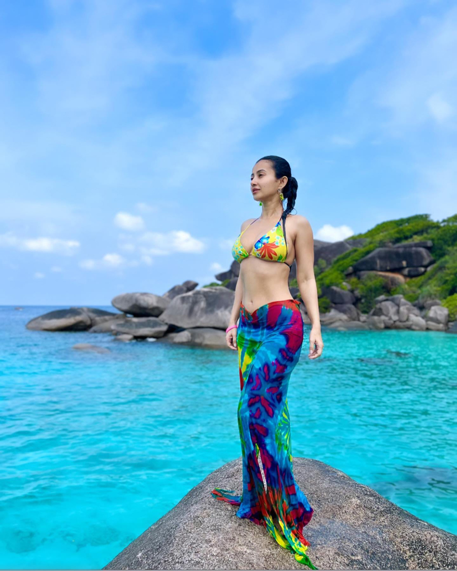 ৩৭ নয়, যেন ১৭ বছরেই থেমে গেছে মনামীর বয়স!