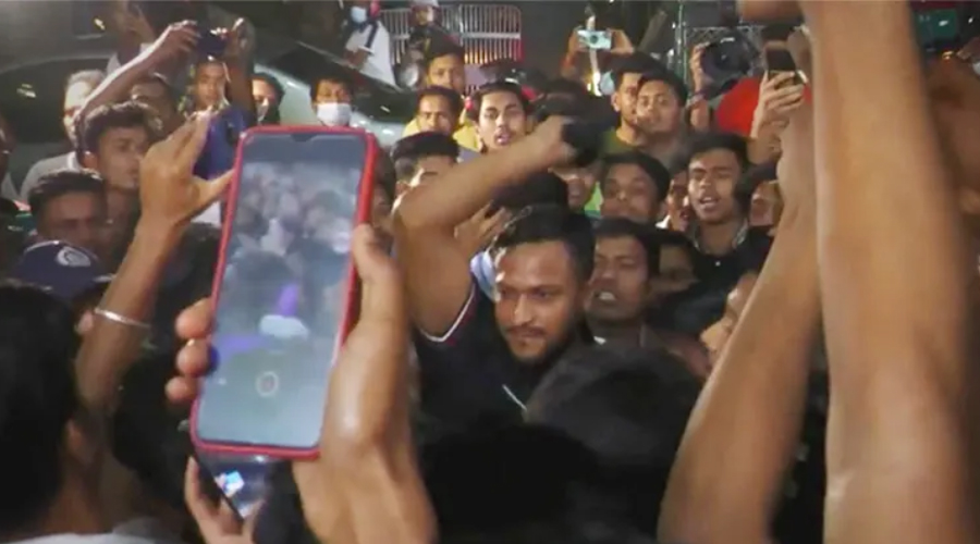 রেগে ভক্তকে ক্যাপ দিয়ে আক্রমণ করলেন সাকিব