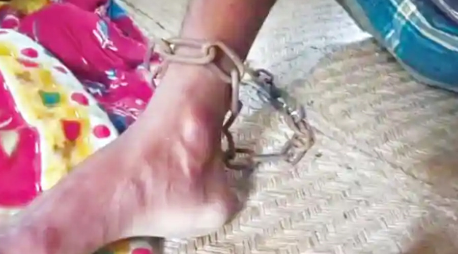 স্বামীকে শিকল দিয়ে বেঁধে স্ত্রীকে ধর্ষণ