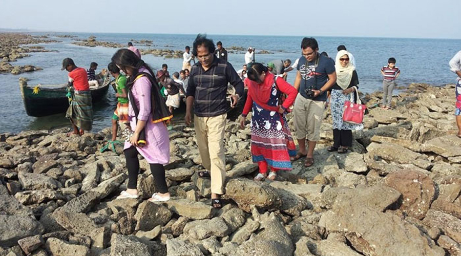১৩ পরিবারের শাসনে সেন্টমার্টিন, জিম্মি পর্যটকরা