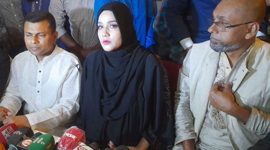 মাহির অনেক প্রশ্ন, উত্তর কে দেবে?