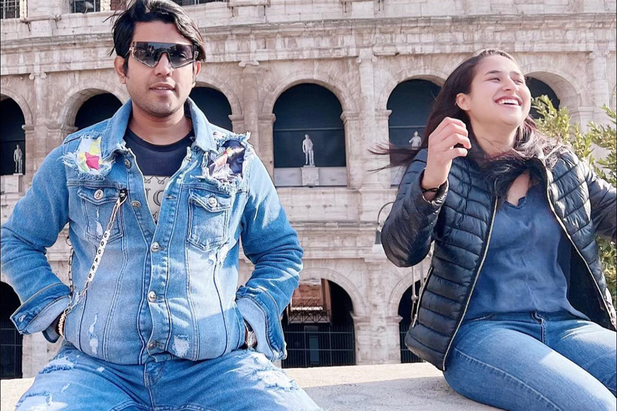 আরাভ ও তার এক বান্ধবী