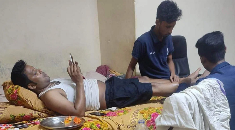 বিছানায় শুয়ে আছেন ছাত্রলীগ সভাপতি, দুই নেতা টিপছেন পা   