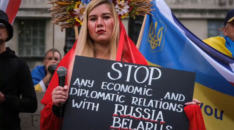 এত নিষেধাজ্ঞার পরও কেন বিপাকে পড়ল না রাশিয়া?