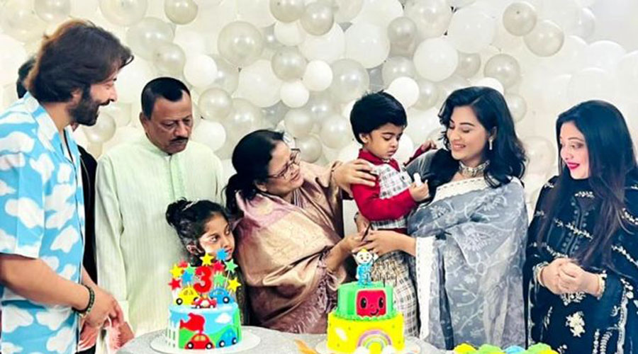 পরিবারের সঙ্গে ছেলের জন্মদিন পালন করলেন শাকিব-বুবলী