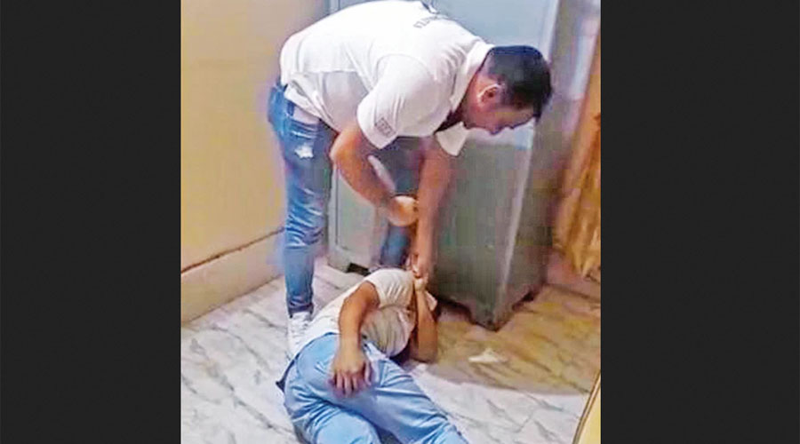 পুলিশ পরিদর্শকের কক্ষে যুবককে পেটালেন সোনা পাচারকারী