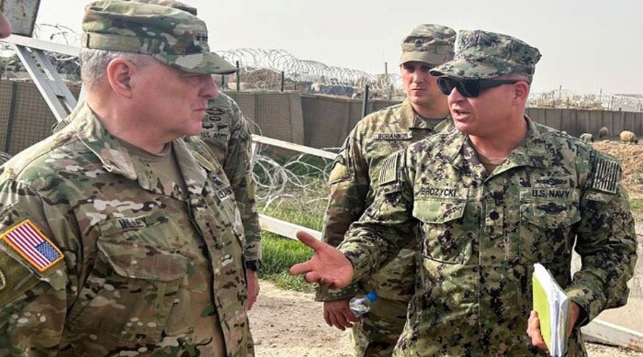 আকস্মিক সফরে সিরিয়ায় এসে গত ৪ মার্চ সেখানে দায়িত্বরত মার্কিন সেনা কর্মকর্তার সঙ্গে কথা বলছেন যুক্তরাষ্ট্রের সামরিক বাহিনীর জয়েন্ট চীফস চেয়ার আর্মি জেনারেল মার্ক মিল্লি। ছবি: রয়টার্স