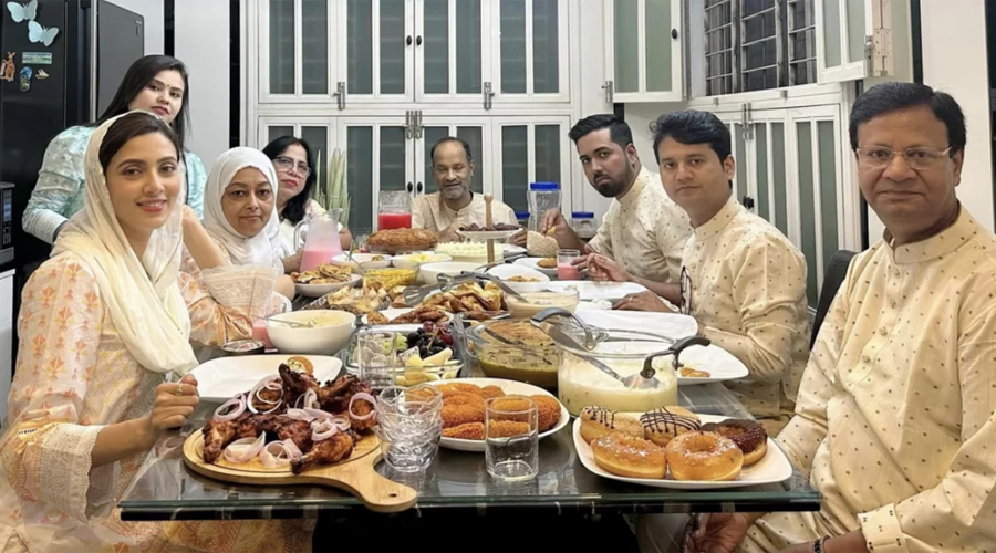 সপরিবার ইফতার করে সম্প্রীতির বার্তা দিলেন বিদ্যা সিনহা মিম