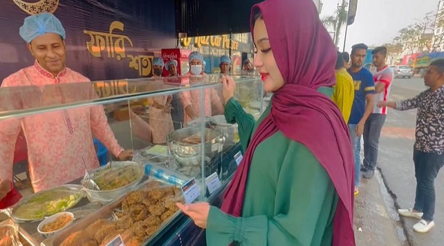 ইফতার বিক্রিতে ব্যস্ত মাহি