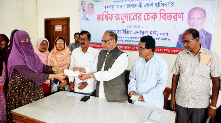 বাগমারায় প্রধানমন্ত্রীর আর্থিক অনুদানের চেক বিতরণ করলেন এমপি এনামুল হক 