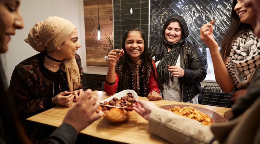 ইফতারে কোন দেশের রোজাদারেরা কী খান