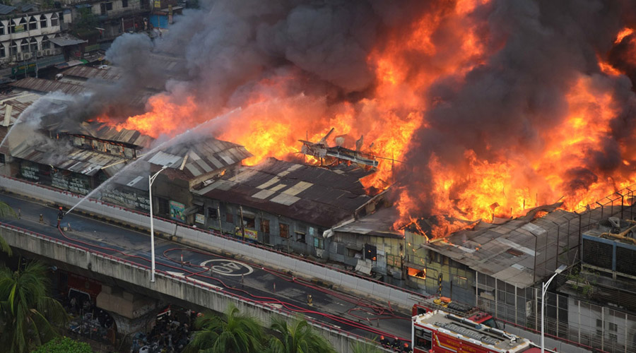 বঙ্গবাজারের আগুন নিয়ন্ত্রণে সেনাবাহিনীর সাহায্যকারী দল, বিমানবাহিনীর হেলিকপ্টার