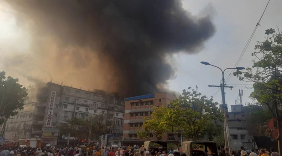 বঙ্গবাজারের আগুন ছড়িয়ে পড়েছে আশপাশের মার্কেটগুলোতে