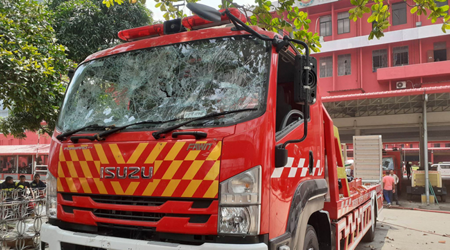 ফায়ার সার্ভিসের সদর দপ্তরে ব্যবসায়ীদের হামলা, ১০ গাড়ি ভাঙচুর