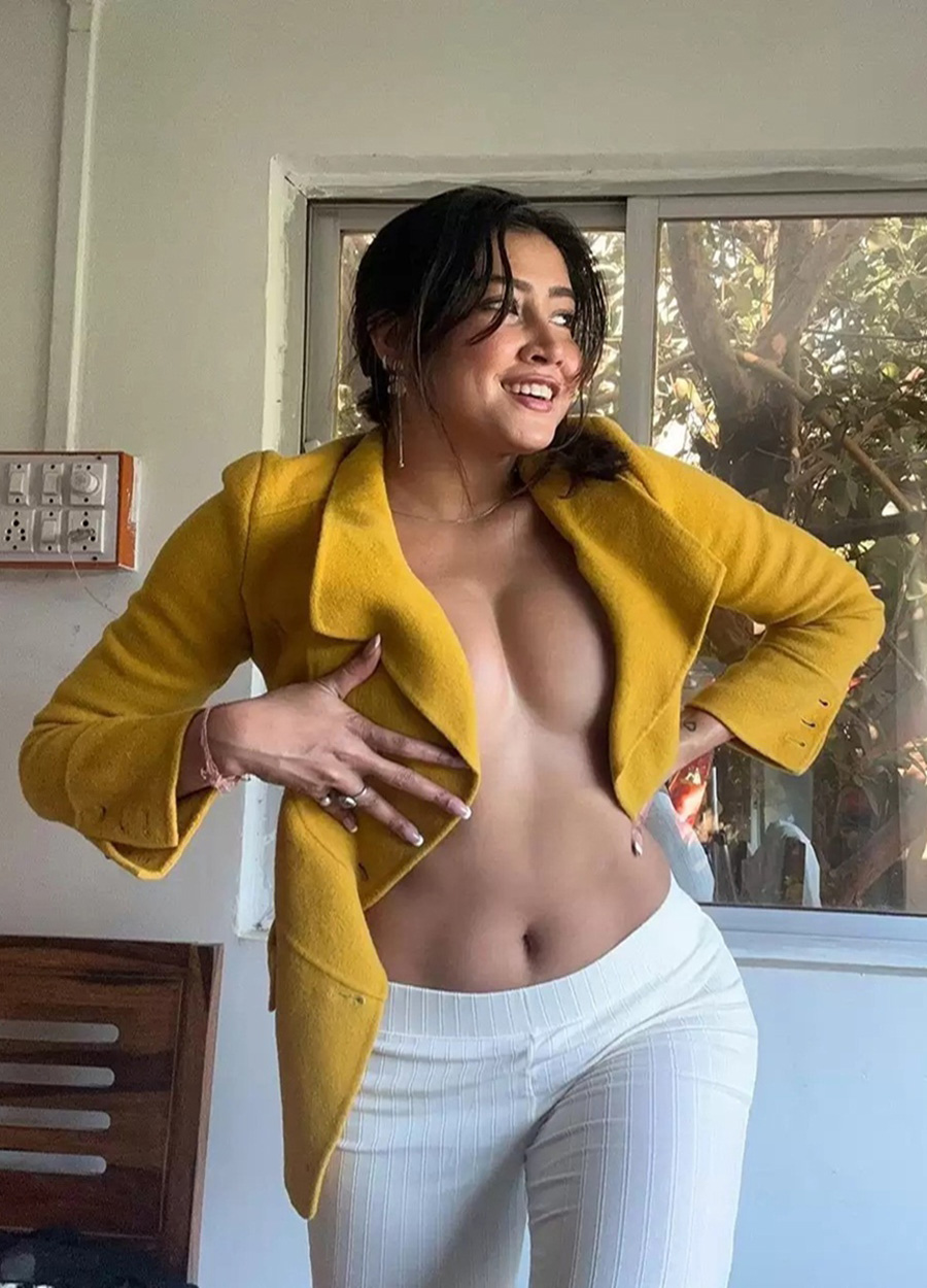 বোল্ডনেসে বহু পিছনে Urfi Javed! হট অবতারে সোশ্যাল মিডিয়ায় আগুন ঝরাচ্ছেন সোফিয়া