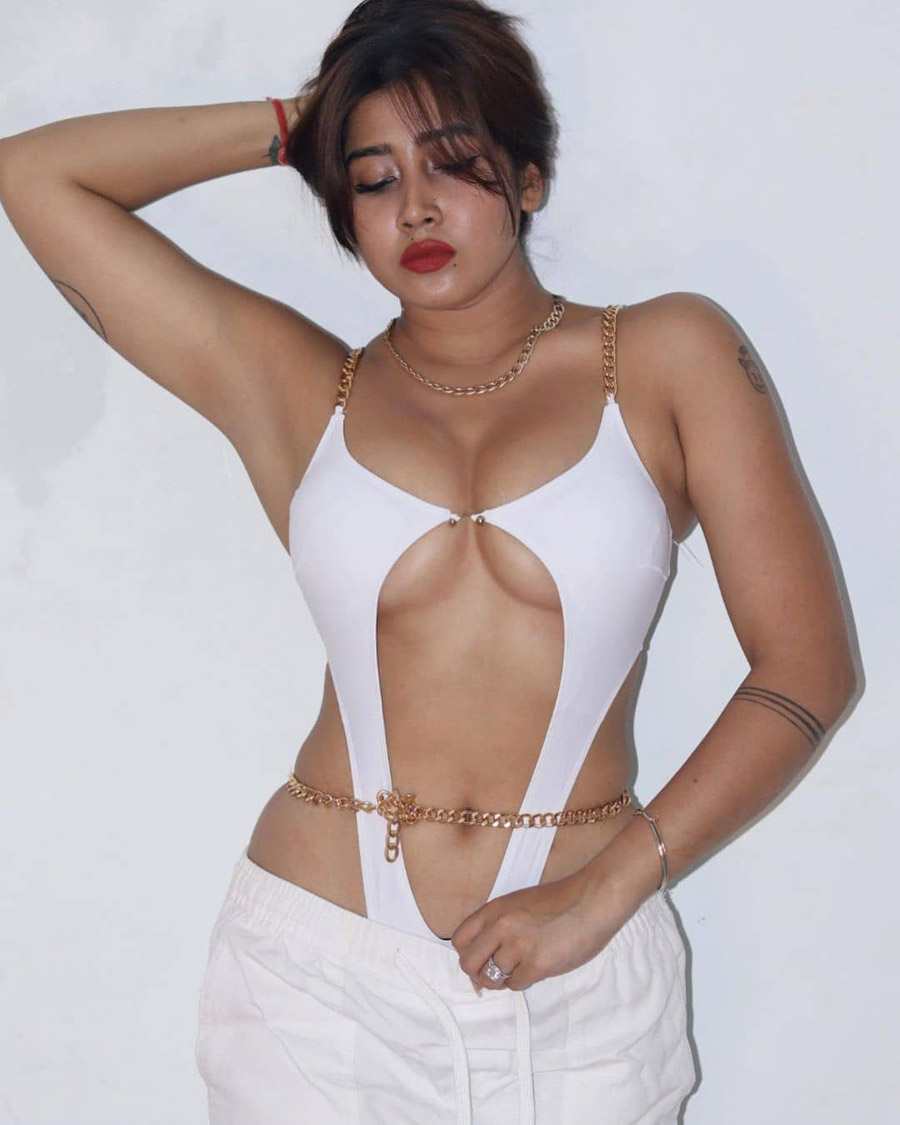 বোল্ডনেসে বহু পিছনে Urfi Javed! হট অবতারে সোশ্যাল মিডিয়ায় আগুন ঝরাচ্ছেন সোফিয়া