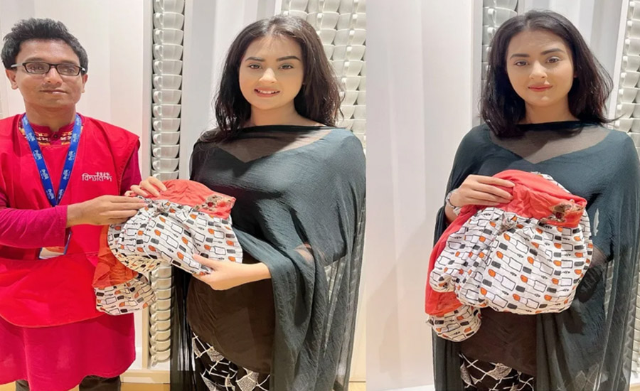 বঙ্গবাজারের পোড়া কাপড় কিনলেন বুবলী