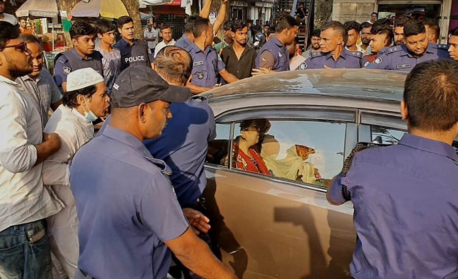 ব্যারিস্টার রুমিন ফারহানার গাড়িকে ছাত্রলীগের ধাওয়া