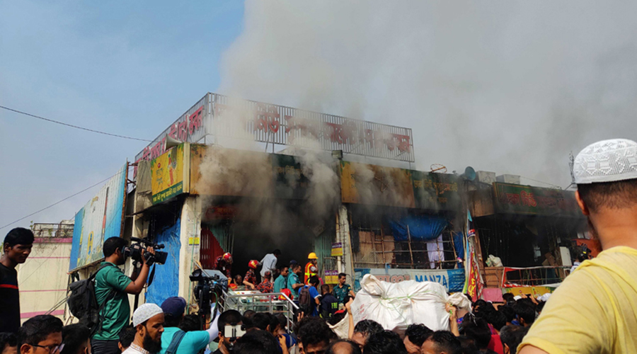 ৬ ঘণ্টার বেশি সময় ধরে জ্বলছে নিউ সুপার মার্কেট