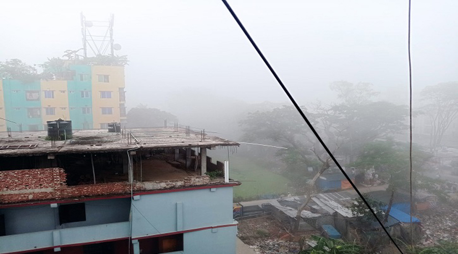 তীব্র গরমের মধ্যে হঠাৎ কুয়াশা, কারণ জানালো আবহাওয়া অফিস