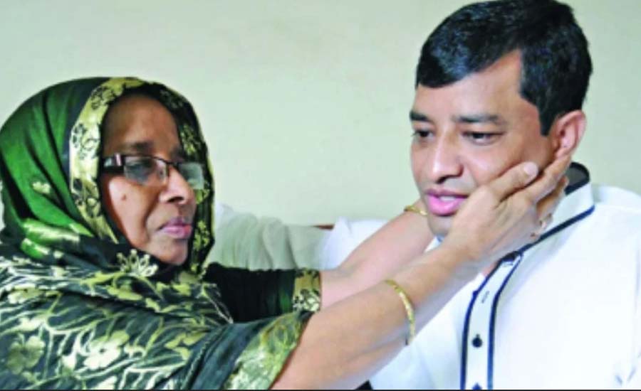 জাহাঙ্গীরের মনোনয়নপত্র বাতিল, টিকে রইলেন তাঁর মা