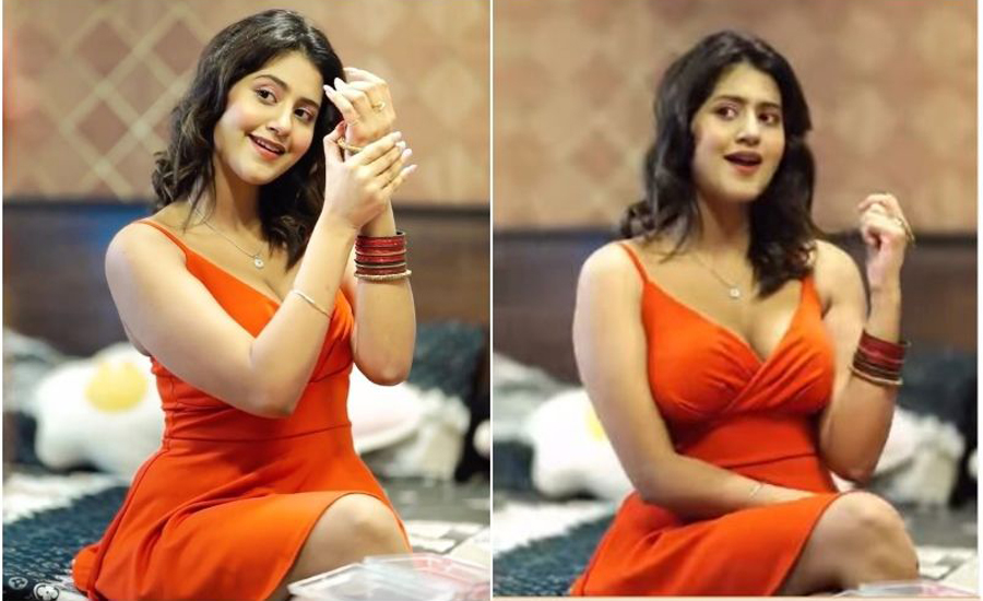 ডিপনেক পোশাকে বেরিয়ে আসছে অঞ্জলি অরোরার ক্লিভেজ