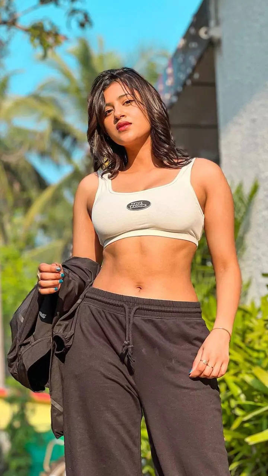 ডিপনেক পোশাকে বেরিয়ে আসছে অঞ্জলি অরোরার ক্লিভেজ
