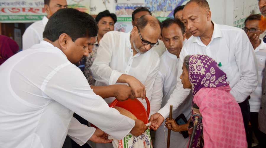 বাগমারায় মাড়িয়া ইউনিয়নে জিআর চাল বিতরণ করলেন এমপি এনামুল হক