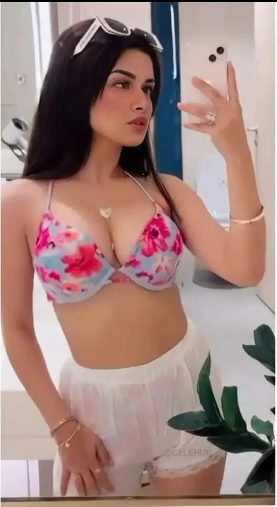 অল্প বয়সেই বোল্ড ছবি শেয়ার, তুমুল ভাইরাল এই সুন্দরী