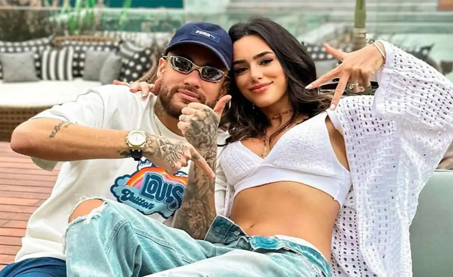 সৌদি ক্লাবে বিয়ে ছাড়াই গার্লফ্রেন্ড রাখার অনুমতি পেলেন নেইমার 