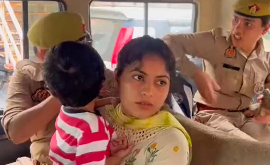 সন্তানকে কোলে নিয়ে ভারতে স্বামীর খোঁজে বাংলাদেশি তরুণী