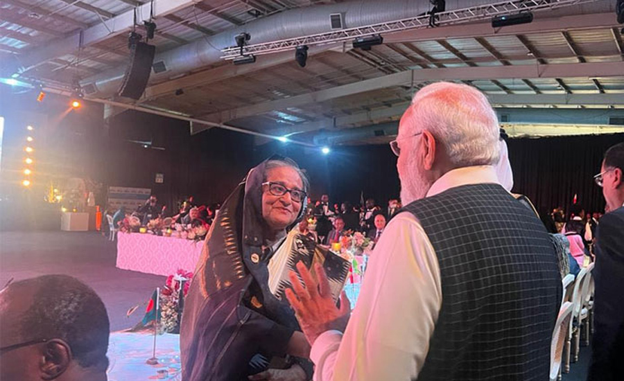 হেঁটে গিয়ে শেখ হাসিনাকে শুভেচ্ছা জানালেন মোদি