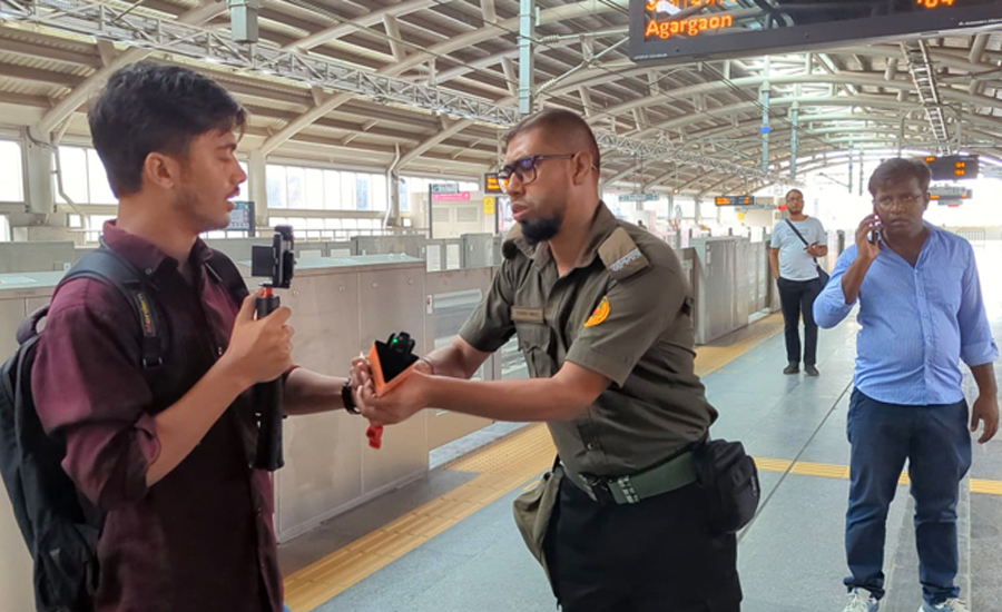 মেট্রোরেলের সংবাদ সংগ্রহে গিয়ে আনসারের হাতে ২ সাংবাদিক ‘লাঞ্ছিত’