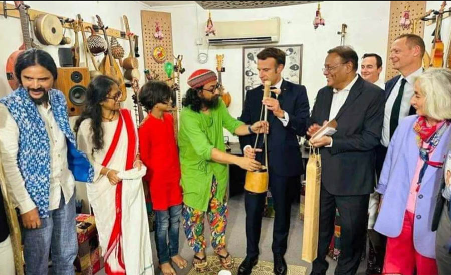 ম্যাক্রোঁকে একতারা উপহার দিলেন জলের গানের রাহুল